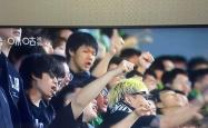 曼城场边指挥情绪激动，国安队员怒摔水瓶！
