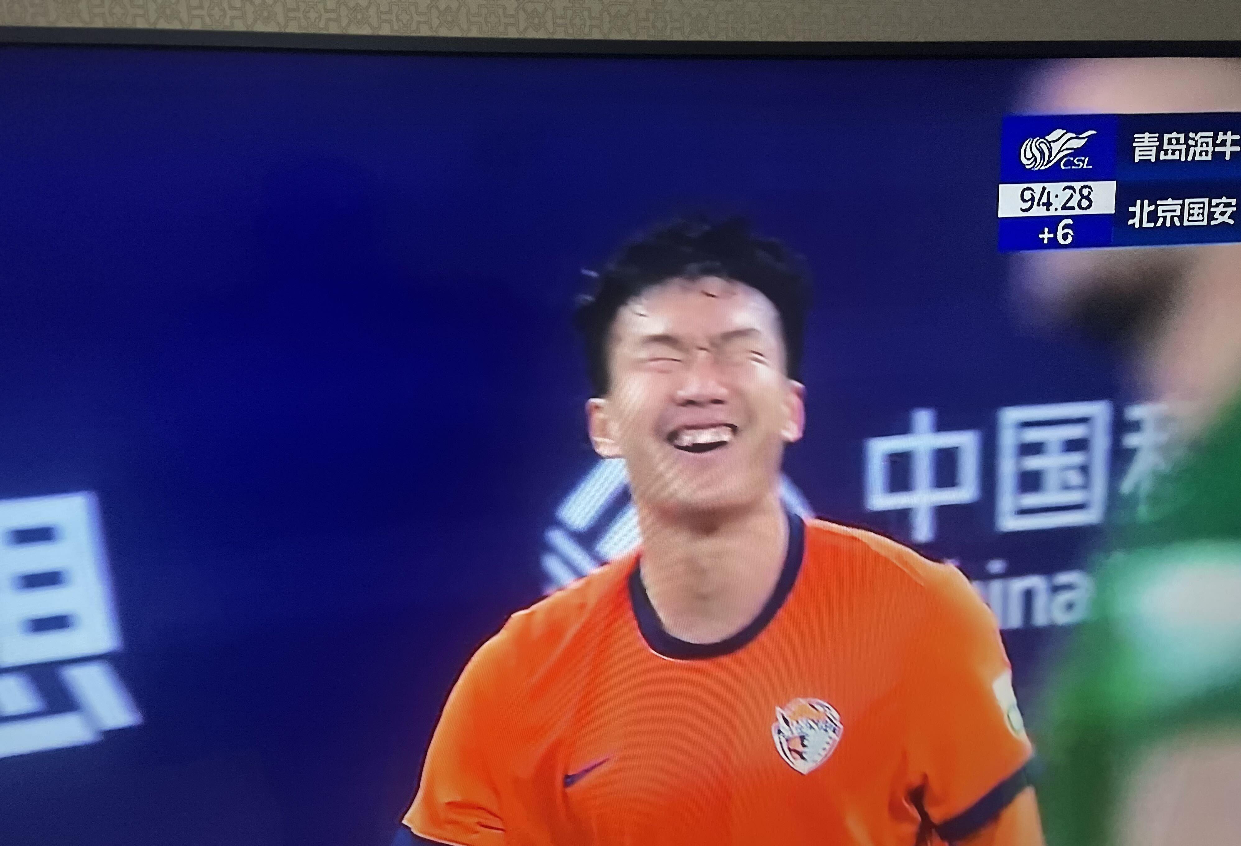 曼城场边指挥情绪激动，国安队员怒摔水瓶！